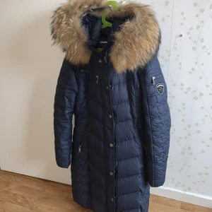 Rock and blue vinterjacka i blå - Säljer min rock and blue vinterjacka i blå med äkta pälskrage & i storlek 38