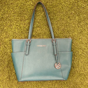 Micheal kors - Säljer min jätte fina turkosa väska men bara för rimligt pris!! Köpt i USA för 248 dollar  (ca 2500kr)
