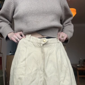 100% linne-byxor - Dessa är ett riktigt kap för den de passar på. 100% italienskt linne, gjorda i Italien. Men de sitter alldeles för tight på mig som är 36/38. Om man vill att de ska vara lite lösa blir de nog perfekta på en storlek 34 eller liten 36a🧚🏼