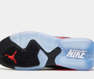 Jordan Point Lane Herr - porta en ikonisk look med ett par Jordan Point  Svart/röd/blå design Jag har köpt och haft på mig en vecka så dem är helt nya  