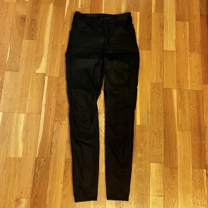 Skinny highwaist jeans - Highwaist jeans, skinnimitation. Använda vid 2 tillfällen. Storlek S/36. 