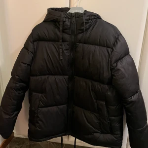 Puffar jacka  - Jacka från H&M använd 1 vinter i strl M  Som ny 