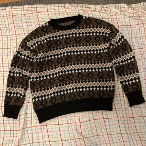 Stickad mysig tröja - Storlek S men sitter som en XS. Säljer denna för den är för liten för mig. Den är perfekt för vintern och den håller dig varm. 