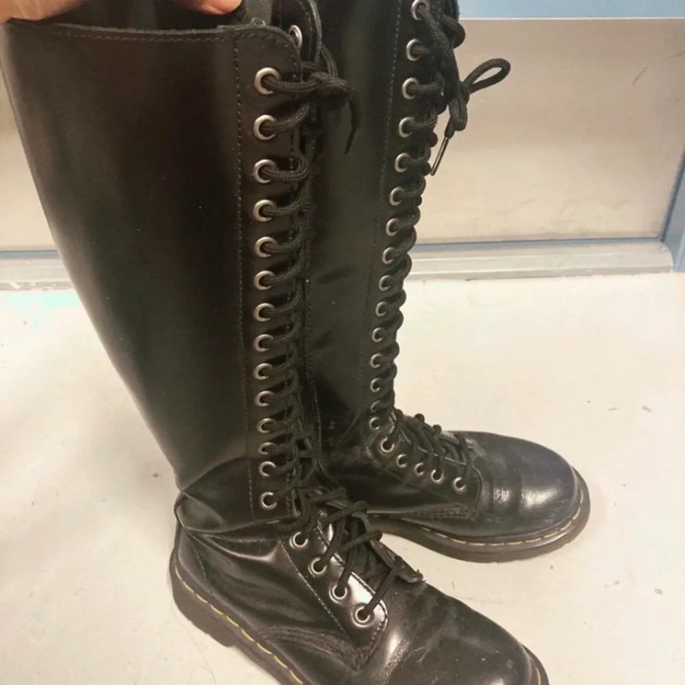 Long lace up boots Size EU37 Leather Dr. Martens Purchase at Zalando Berlin Orig price 245eur  Used about five times but I have wide feet so I happen to give up on them. . Skor.