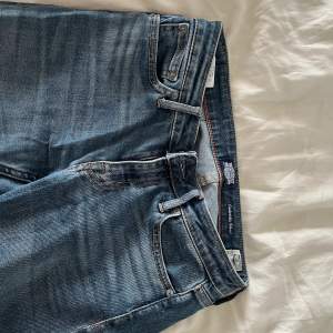 Säljer dessa los Waits bootcut jeans från crocker som inte säljs längre! Möts i Uppsala eller Stockholm central alt frakt då köparen står för frakten:) pris kan diskuteras   Midja 28 Längd 31 