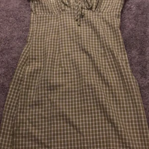 Klänning - Tryck inte på köp nu!! Skriv först. Jättefin sundress som aldrig blivit använd. Dragkedjan går väldigt långt ner så den är lätt att få på och av. 