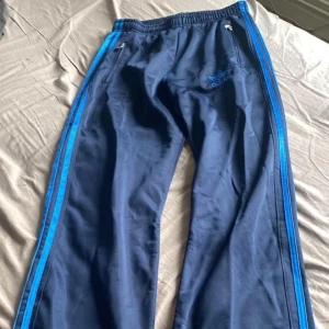 Mjukisbyxor adidas - Säljer ett par ashärliga blåa mjukisbyxor från adidas med ascoola dragkedjehängen! Skriv ifall du har frågor :)