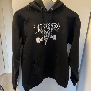 Thrasher hoodie - Thrasher goat hoodie i storlek small. Säljer eftersom den är för liten för mig nu. Den är i ANVÄNT skick men fin i färgen. Passar säkert tjejer också Nypris minst 1000kr 