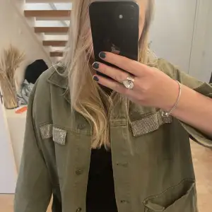 Säljer denna skitsnygga jacka från Zara, haft i ungefär ett år, fortfarande superfint skick, inga fläckar eller något likande slitage. Kan ta fler bilder om nån vill 
