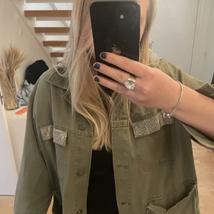 Skitsnygg jacka - Säljer denna skitsnygga jacka från Zara, haft i ungefär ett år, fortfarande superfint skick, inga fläckar eller något likande slitage. Kan ta fler bilder om nån vill 