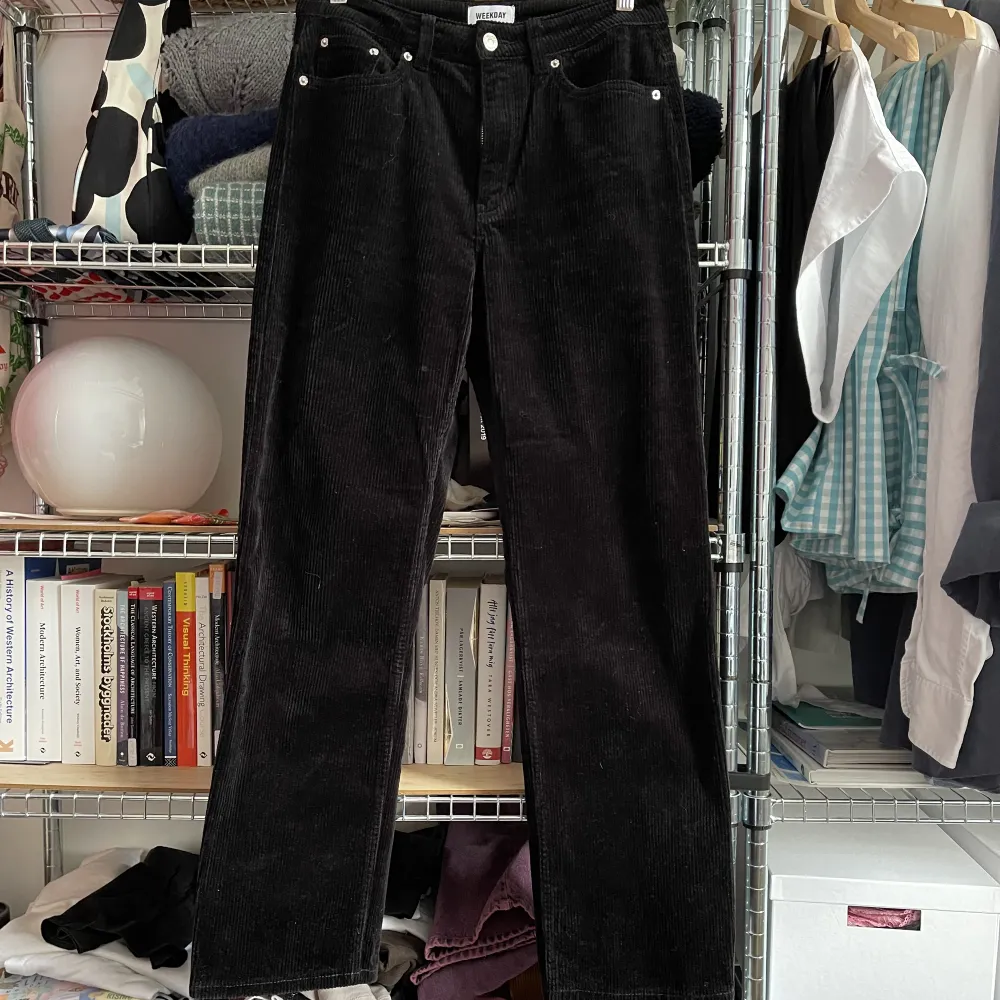 Skitsnygga manschester byxor från weekday i en djup svart kulör, bilderna gör inte deras färg rättvist🖤 Stretchiga och sköna! Perfekta helt enkelt !. Jeans & Byxor.