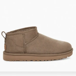 Ultra minu ugg, fake  - Säljer dessa supersnygga oanvända ultra mini ugg liknande skor, helt oanvända endast testade. Säljer för det är för små för mig, storlek 39, men skulle säga det passar 37/38! Nypris 1000