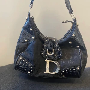 Väska - Väska köpt här på plick, säljer då den inte kommer till användning🫶🏻Budgivning vid flera intreserande!