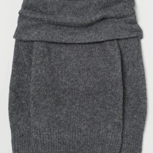 Off shoulder tröja  - Säljer min fina off shoulder tröja från hm som jag köte i oktober. Den är endast använd några få gånger och är därför i väldigt bra skick och syns inte att den är använd! Köparen står för frakten💓