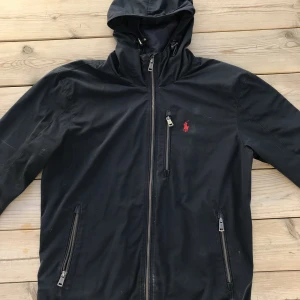 Ralph Lauren jacka S - Ralph Lauren jacka storlek Small. 300kr eller eget bud, var inte blyg för att buda. Lite fläckar och märken efter användning, därav det låga priset. Annars i bra skick! Köparen står för frakt📦