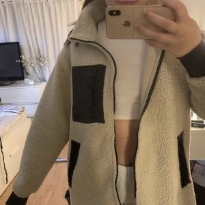 Teddyjacka - Beige teddyjacka, super skön och varm. Storlek M men är lite oversized. 