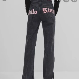 Hello kitty jeans - Köpta från bershka för ett tag sedan men knappt använda. Storklek 32. Högmidjade. 💗