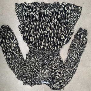 Zara klänning - En fin zaraklänning som inte finns längre! Den är i leopard liknande mönster med fina volanger. Passar bra närsomhelst under året!