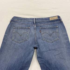 Lågmidjade bootcut jeans från levis❤️passar någon som är ca 170 i längden! Sitter som en S/M! Midja:90 cm, innerbenslängd 79 cm
