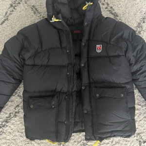 Fjällräven Jacka - Säljer denna fjällräven jackan i fint skick endast ett litet hål på ena framfickan som man inte märker!!😇✨