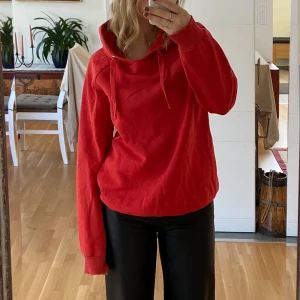 Hoodie - Röd hoodie från Gina i XL men skulle säga att den mer är som en M