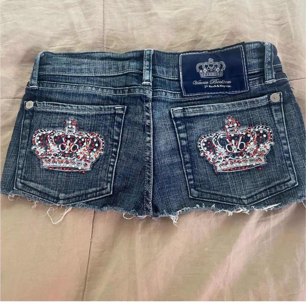 Ett par jättesnygga Victoria Beckham jeansshorts med röda och vita rhinestones på fickorna som jag säljer pga att jag har för många🤍Köparen står för frakten😊LÄGGER UPP IGEN PGA OSÄRIÖSA KÖPARE. Shorts.