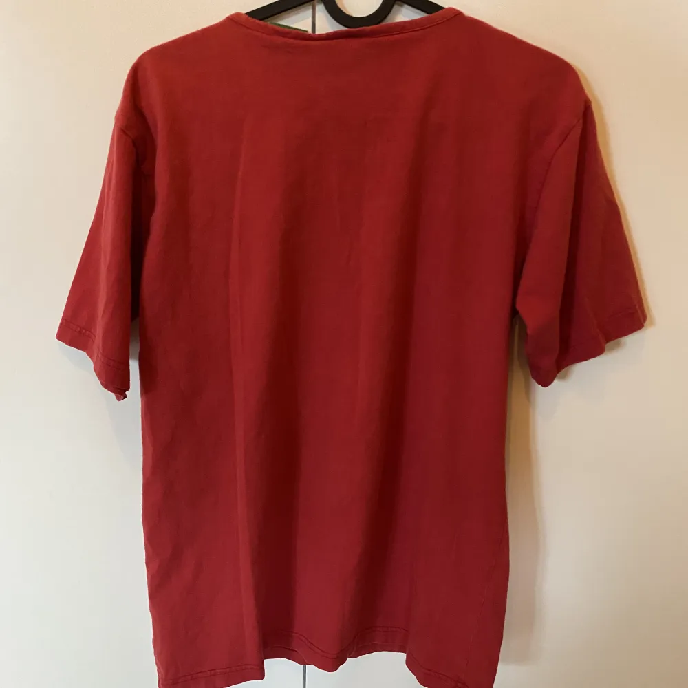 Röd Tshirt med litet fjärilstryck. Storlek S. T-shirts.