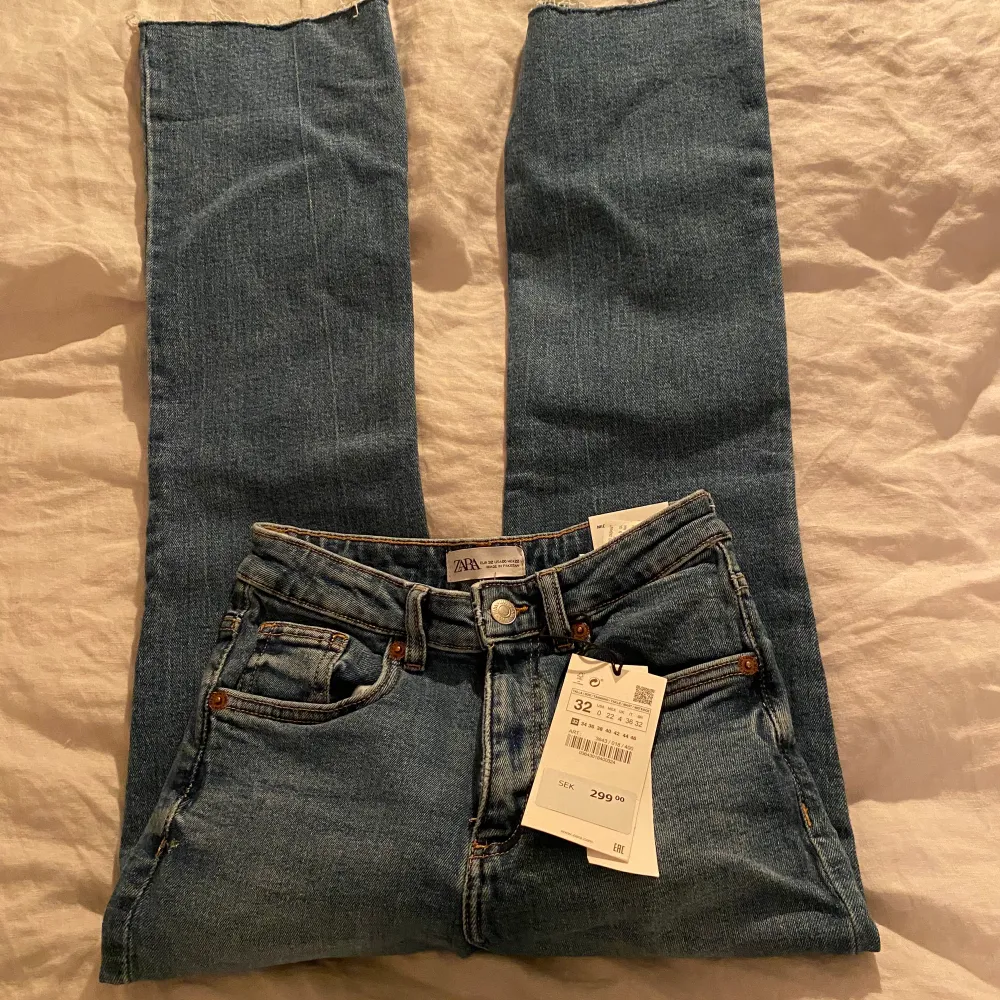 Zara byxor med prislapp kvar, ej använda. Storlek:32/xxs modell: mid waist. Jeans & Byxor.