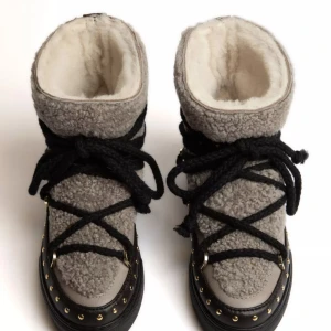 Inuikii  - Snygga inuikii vinterskor med får ull. Inköpta förra säsongen. Sjukt snygga och i bra skick. Sjukt varma och håller bra!  Nypris — 3600kr  Köp direkt — 2500kr  Vid snabb affär kan jag tänka mig gå ner i pris  Andra bilden är min egna🤗