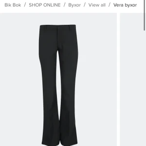 Lågmidjade kostymbyxor - säljer dom eftertraktade kostymbyxorna från bikbok, i modellen vera!Dom är lågmidjade och slits. säljer för dom var försmå för mej, det är stl 38 men skulle säga att dom passar 36 och neråt.Är ca 1,70 cm och dom går ner till hälarna!I budet ingår ej frakt