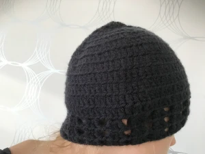 Virkad mössa  - Snygg Handvirkad svart mössa. Mjuk och skön. Mönster nertill. Liknande kan beställas i andra färger. 