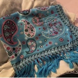 Sjalar/halsdukar  - 3 st jättefina sjalar/halsdukar som även funkar som lite mindre tunnare filtar. En är helt oöppnat och alla är helt oanvända. Köparen står för frakten. Paketpris: 50kr, annars 20kr/st.