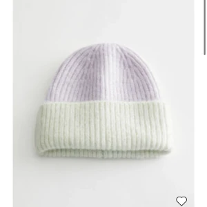 & other stories mössa i mohairmix - Säljer denna oanvända mössa. Säljer för 380