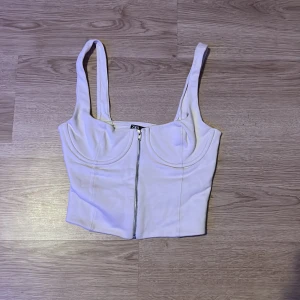 Vit zara topp - En vit topp från zara  Köparen står för eventuell frakt 