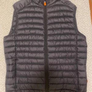 Save The Duck ”Adam” L - Jättefin väst från märket Save The Duck i storlek L. Säljer för den vuxit ur mig. 6/10. Men felfri. Köpt för 1100kr. Säljer för 300+frakt! 