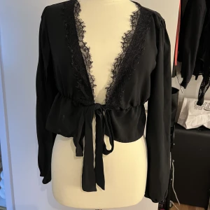 Blus  - Fin blus med knytning 