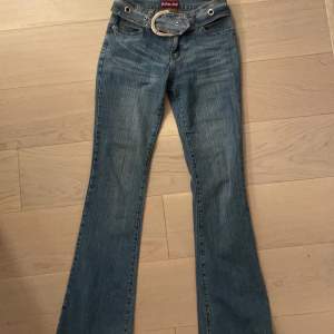 Säljer världens snyggaste jeans med inbyggt bälte, riktig 90’s känsla, bootcut! 😍