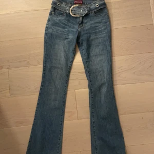 Jeans - Säljer världens snyggaste jeans med inbyggt bälte, riktig 90’s känsla, bootcut! 😍