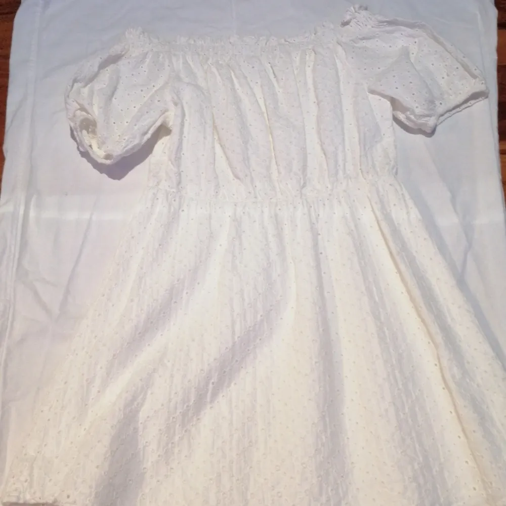 Off-shoulder vit klänning från NA-KDs sammarbete med Donna Romina, perfekt till sommaren och studenten! . Klänningar.