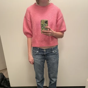 Stickad tröja  - Fin stickad tröja ifrån zara! Bra skick och nästan aldrig använd. Fin lite kortare passform med puffiga ärmar.🌸