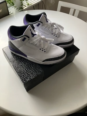 Jordan 3 dark iris - Air jordan 3 dark iris Storlek 43 Använda någon gång utomhus, som nya Låda och allt tillbehör följer med Frakt tillkommer ifall vi inte kan mötas i Göteborg på 100kr