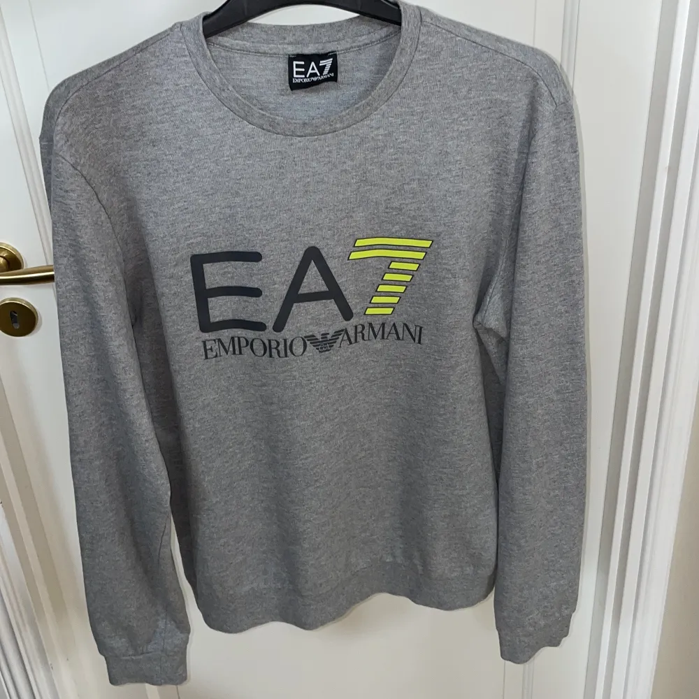 Hej, Säljer min EA7 tröja som är köpt på Boozt för ca 900kr, säljer pga att den är för liten och kommer aldrig till använda. Självklart går priset att diskutera  Möts k Stockholmsområdet  Köparen står för fraktkostnader . Tröjor & Koftor.