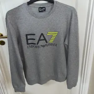 Hej, Säljer min EA7 tröja som är köpt på Boozt för ca 900kr, säljer pga att den är för liten och kommer aldrig till använda. Självklart går priset att diskutera  Möts k Stockholmsområdet  Köparen står för fraktkostnader 