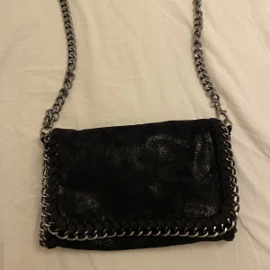 stella mccartney liknande väska - Säljer min stella mccartney liknande väska för att den inte kommer till användning längre köparen står för frakten💗