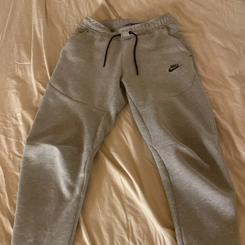 Säljer mina Nike tech fleece byxor som jag har köpt på Nike. Dom är ny skick och kostade 1149kr när jag köpte dom.(Det är en kill model) Säljer dom för att dom inte kommer till nån användning längre. Skriv för fler frågor osv.💕. Farkut & Housut.