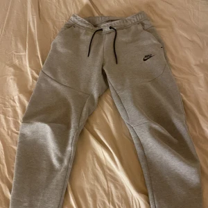 Nike tech fleece byxor - Säljer mina Nike tech fleece byxor som jag har köpt på Nike. Dom är ny skick och kostade 1149kr när jag köpte dom.(Det är en kill model) Säljer dom för att dom inte kommer till nån användning längre. Skriv för fler frågor osv.💕