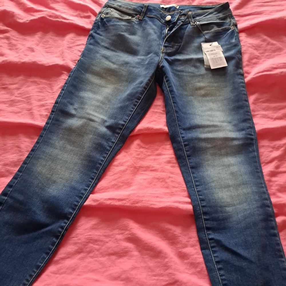 Nya jeans märke JDY. Jeans & Byxor.
