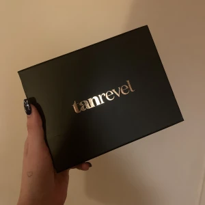 Tanrevel spraytan kit - 💗KAN KÖPAS DIREKT VIA ”KÖPR DIREKT” KNAPPEN💗Säljer min helt nya tanrevel då jag inte använder bus längre💗Endast använd 2 gånger så den är helt i nyskick! Ingår laddare, instruktioner och tanning liquid💗nypris  800 kr💗
