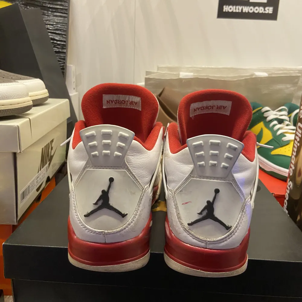 Säljer nu mina Jordan 4 ”Alternete 89” Eftersom de inte kommit till så mycket användning. Dessa skor släpptes 2016 och går för runt 5000 på StockX. De är i jättebra skick, men de är ju rätt så använda så jag säljer de för ett rimligt pris. ✅ ⚠️INGEN OG BOX. Skor.