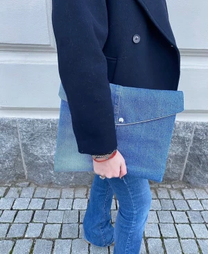 Datorfodral - Trendiga och hållbara datorfodral gjorda av återvunna jeans! Vadering finns i vardera datorfodral för att ge din dator en längre livslängd. Fodralen är lämpliga till 14 tums datorer, men även mindre.  Vi kan posta spårbart för 57kr eller mötas upp❤️‍🔥